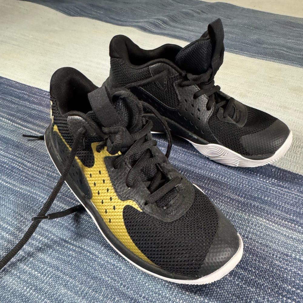 Boys under armour basketball sneakers sz 1.5 black and gold nice white sole